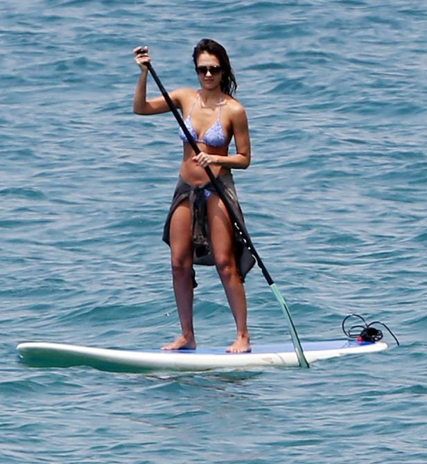Jessica Alba beim Stand-Up-Paddling auf dem Meer.