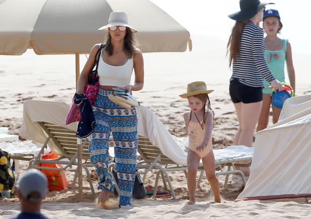 Jessica Alba mit ihrer Familie am Strand.