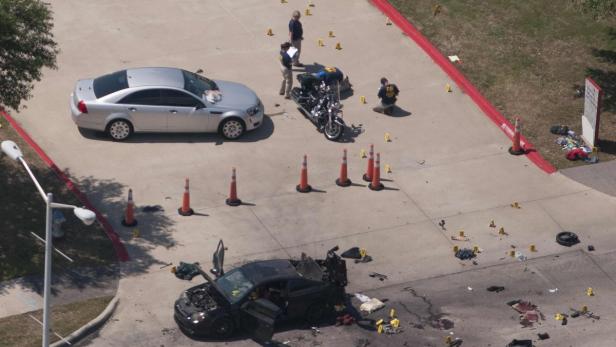 Ein Tatort mit einem zerstörten Auto, einem Motorrad und mehreren FBI-Agenten.