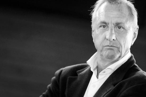 Schwarzweiß-Porträt eines Mannes mit ernstem Gesichtsausdruck.