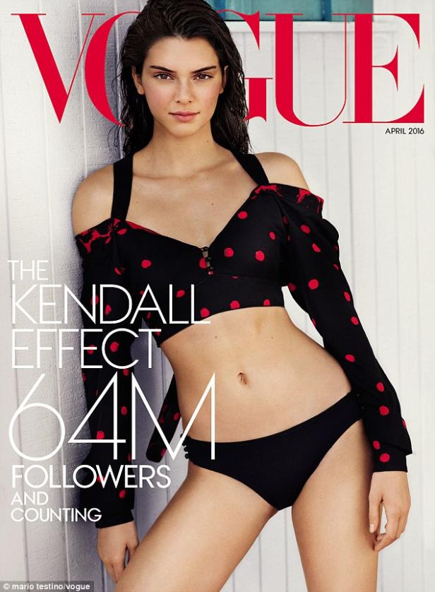 Kendall Jenner auf dem Cover der Vogue, April 2016, in einem schwarzen Bikini mit roten Punkten.