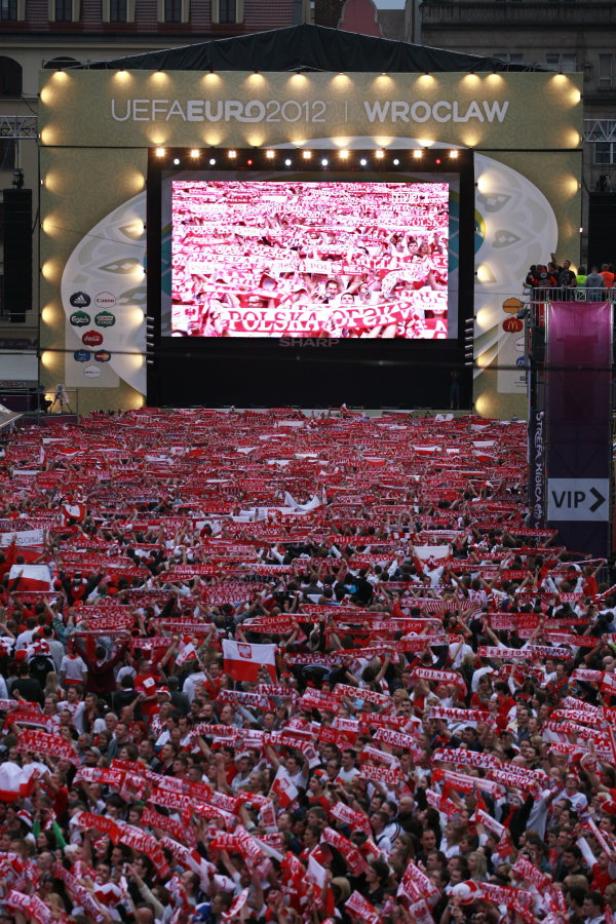Eine große Menschenmenge jubelt vor einer Leinwand bei der UEFA EURO 2012 in Breslau.