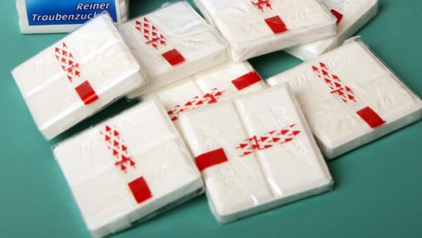 Mehrere Packungen Dextro Energy Traubenzucker liegen auf einem Tisch.