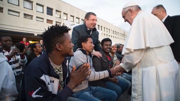 Papst Franziskus wäscht Flüchtlingen die Füße