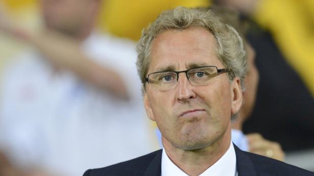 Nahaufnahme von Marcel Reif mit Brille und dunklem Anzug.