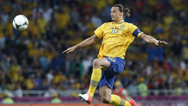 Zlatan Ibrahimović in einem gelben Trikot mit der Nummer 10 bei einem Fußballspiel.