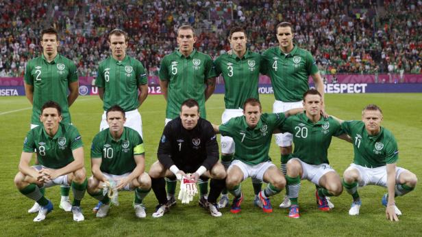 Die irische Fußballnationalmannschaft posiert für ein Mannschaftsfoto.