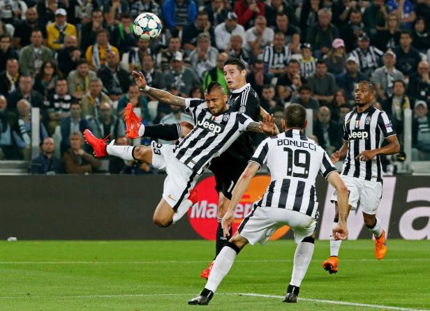 Arturo Vidal von Juventus Turin springt, um den Ball zu spielen.