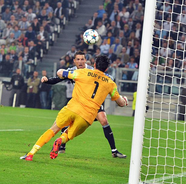Cristiano Ronaldo köpft den Ball vor Torwart Buffon.