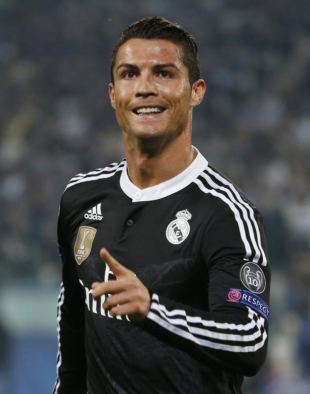 Cristiano Ronaldo im Trikot von Real Madrid lächelt.