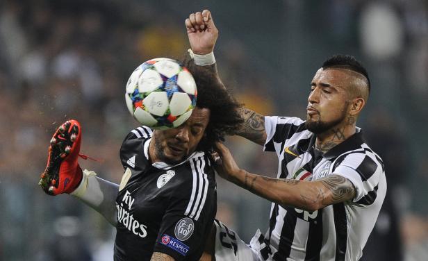 Marcelo von Real Madrid wird von Arturo Vidal von Juventus Turin am Kopf getroffen.