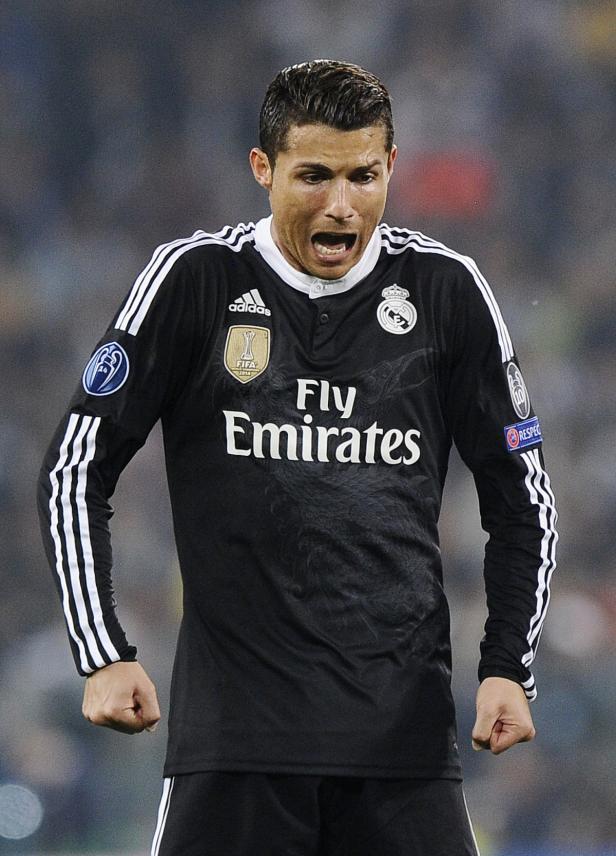Cristiano Ronaldo in einem schwarzen Real Madrid Trikot mit angespannten Fäusten.