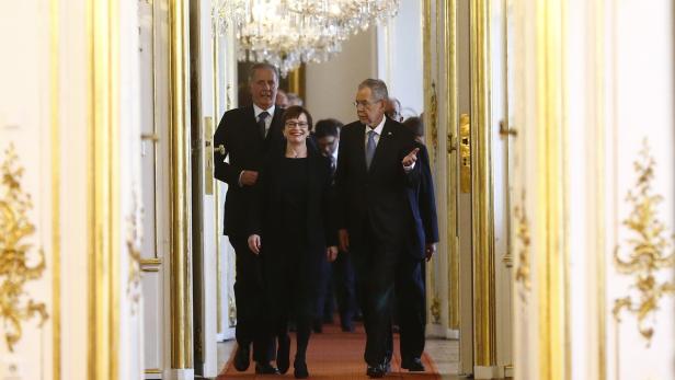 Van der Bellen mit Frau Doris an seinem neuen Arbeitsplatz - der Hofburg