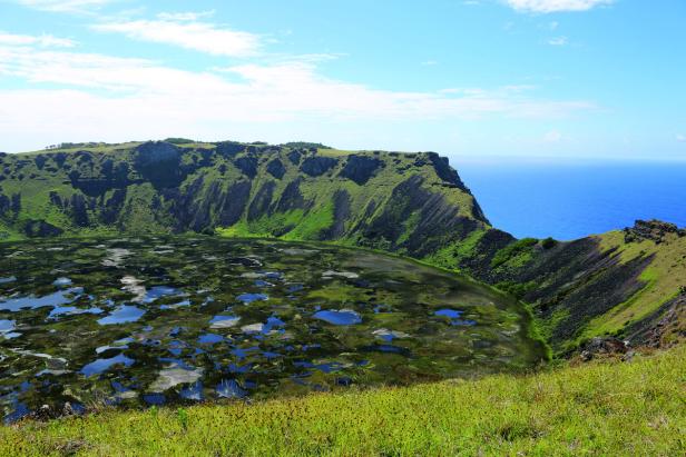 Der Kratersee Rano Kau auf der Osterinsel mit Blick auf den Pazifik.