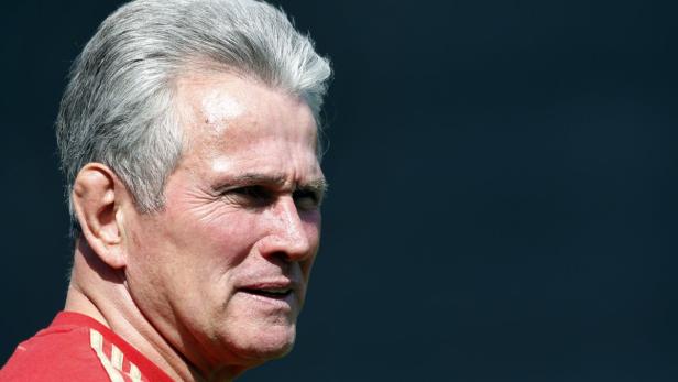 Ein Porträt eines Mannes mit grauen Haaren vor einem dunklen Hintergrund.