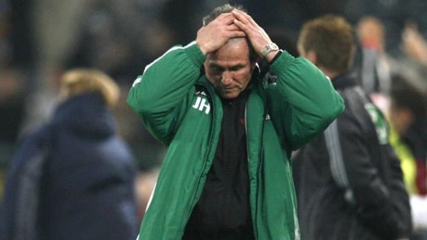 Ein enttäuschter Trainer hält sich die Hände vor das Gesicht.
