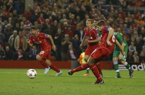 Steven Gerrard schießt den Ball während eines Fußballspiels.