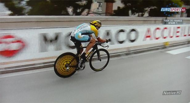 Ein Radfahrer des Teams Astana fährt ein Zeitrennen in Monaco.
