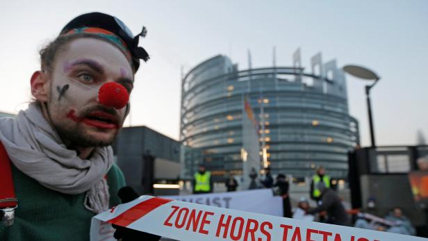 CETA: Demonstration verzögert Beginn des EU-Parlaments