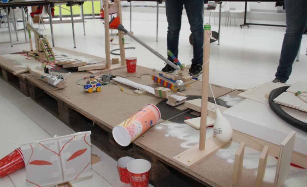 Eine selbstgebaute Murmelbahn mit verschiedenen Hindernissen und Elementen.