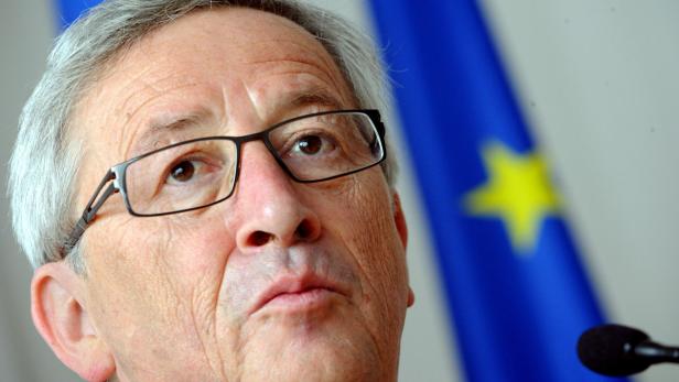 Nahaufnahme von Jean-Claude Juncker vor einer EU-Flagge.
