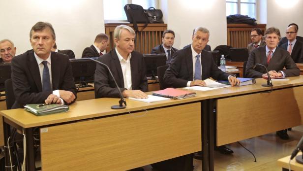 Ex-Hypo-Manager, Josef Kircher, Wolfgang Kulterer, Siegfried Grigg und Tilo Berlin am 18.11.2013 auf der Anklagebank vor Prozessbeginn