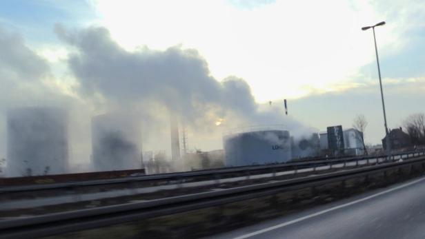 Zwischenfall in einem Chemiebetrieb Chemieunfall: gefährliche Säurewolke in Oberhausen
