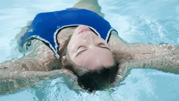 Schwimmen: Auftrieb für Rücken, Herz und Hirn