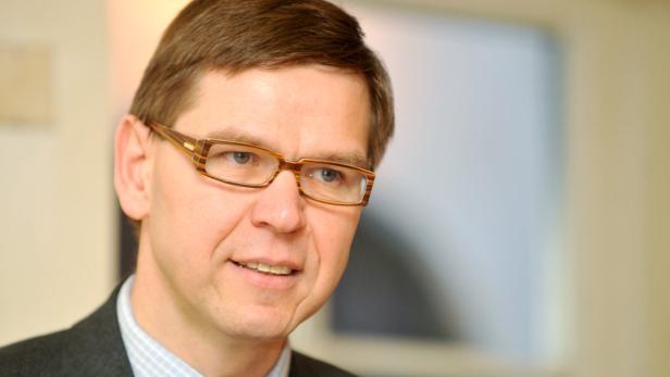 Ein Mann mit Brille lächelt in die Kamera.