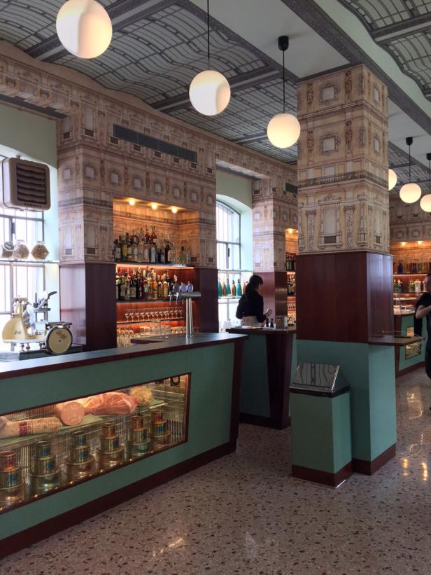 Filmregisseur Wes Anderson gestaltete ein Café im Stil der 50er Der Engel trägt Prada