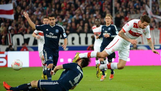Ein Fußballspieler des Hamburger SV foult einen Spieler des VfB Stuttgart.