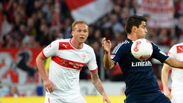 Zwei Fußballspieler während eines Spiels, einer köpft den Ball.