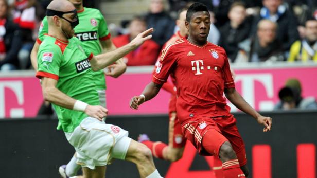 David Alaba (rechts) im Spiel gegen einen Spieler von Fortuna Düsseldorf.