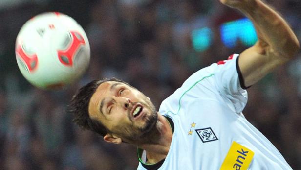 Ein Fußballspieler köpft einen Ball.
