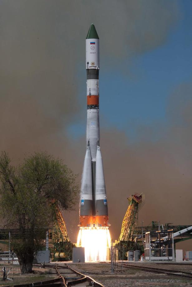 Eine russische Sojus-Rakete startet von einer Startrampe.
