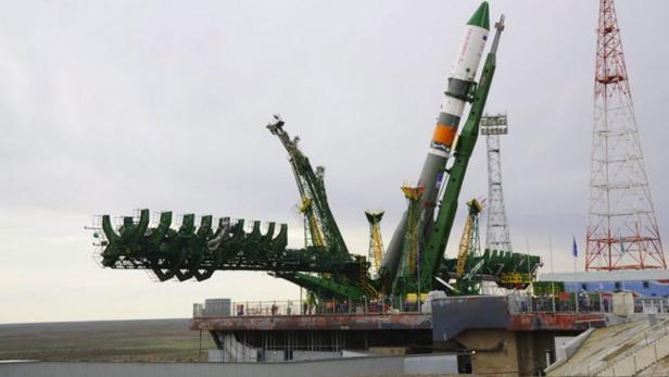 Eine Sojus-Rakete steht auf der Startrampe in Baikonur bereit für den Start.