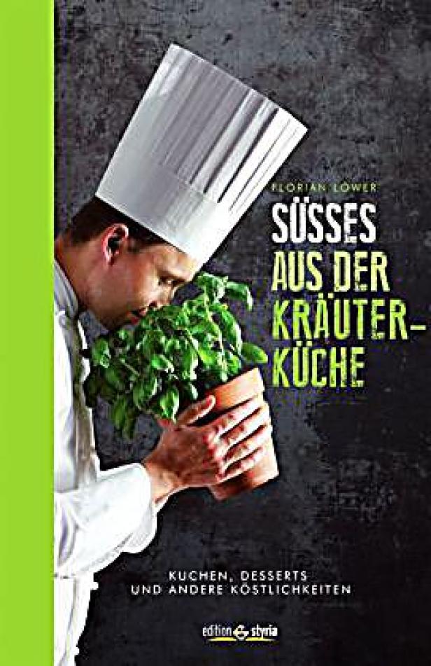Ein Koch mit Kochmütze riecht an einem Topf Basilikum vor dem Cover des Buches „Süsses aus der Kräuterküche“.
