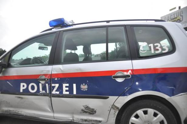 xyz Ein beschädigtes Polizeiauto mit Blaulicht und der Aufschrift „Polizei“.