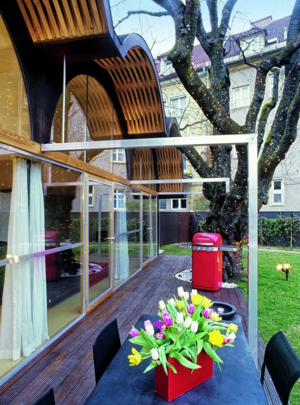 227-Winkler+Ruck_Hs_P_32.jpg Ein Tisch mit Tulpen steht auf der Terrasse eines modernen Hauses.