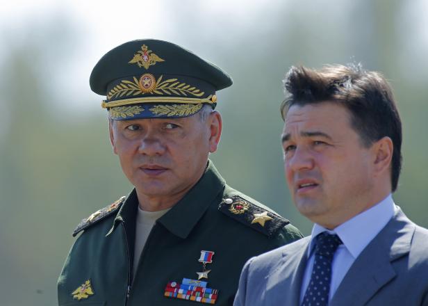 Ein russischer General in Uniform mit einem Mann im Anzug.