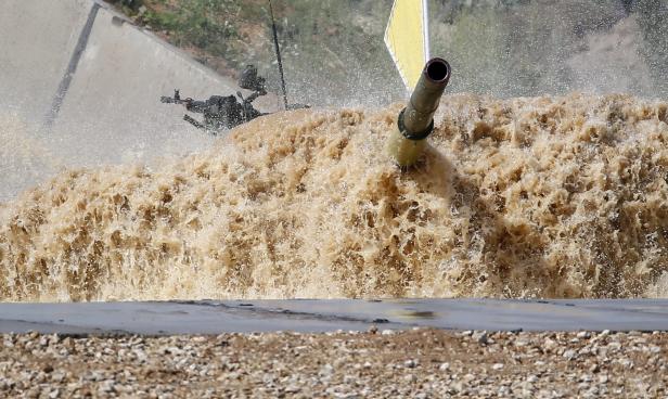 Ein Panzer überwindet einen Wassergraben während einer Übung.