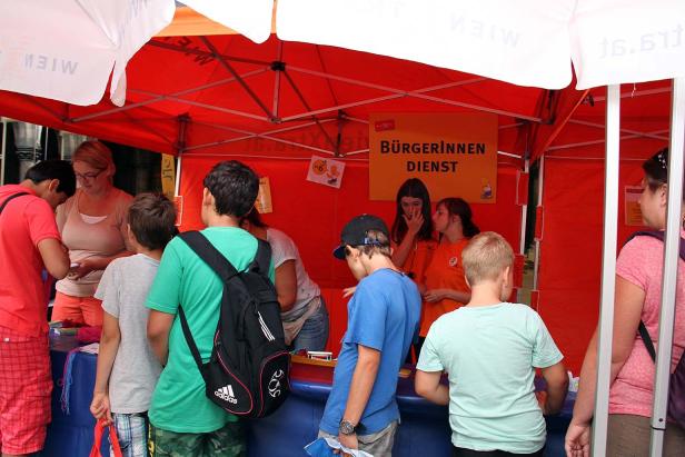 Kinder und Erwachsene an einem Stand des Bürgerinnendienstes.