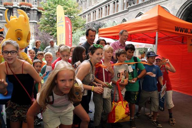 Eine Gruppe Kinder nimmt an einem Spiel oder einer Aktivität im Freien teil.