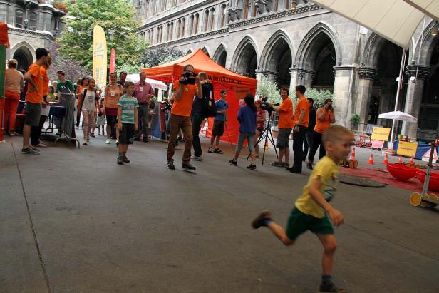Ein Junge rennt auf einer Veranstaltung im Freien.