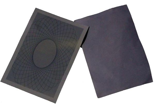 Zwei graue Karten, eine mit einem abstrakten geometrischen Muster.