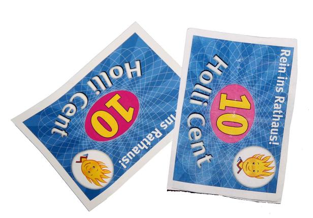 Zwei Spielkarten mit der Aufschrift „Holli Cent 10“ und „Rein ins Rathaus!“.