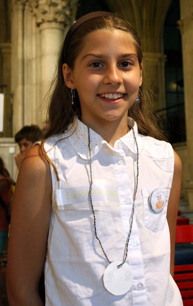 Ein junges Mädchen namens Seraphine lächelt in die Kamera.