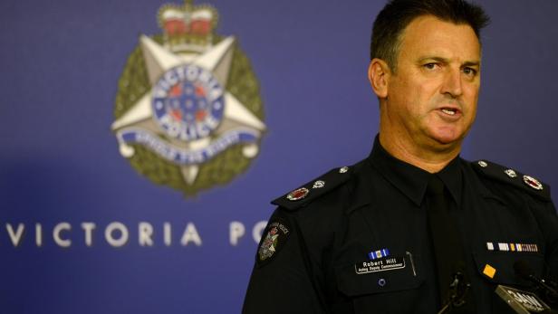 Robert Hill, stellvertretender Kommissar der Polizei von Victoria, spricht vor einem blauen Hintergrund.