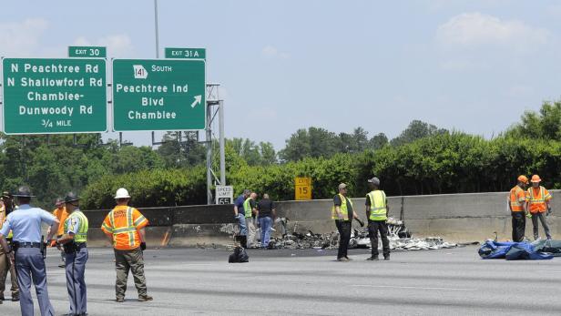 Auf der Peachtree Industrial Boulevard in Chamblee, Georgia, hat sich ein Autounfall ereignet.