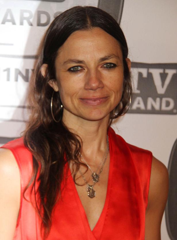 Porträt der Schauspielerin Lili Taylor in einem roten Kleid.